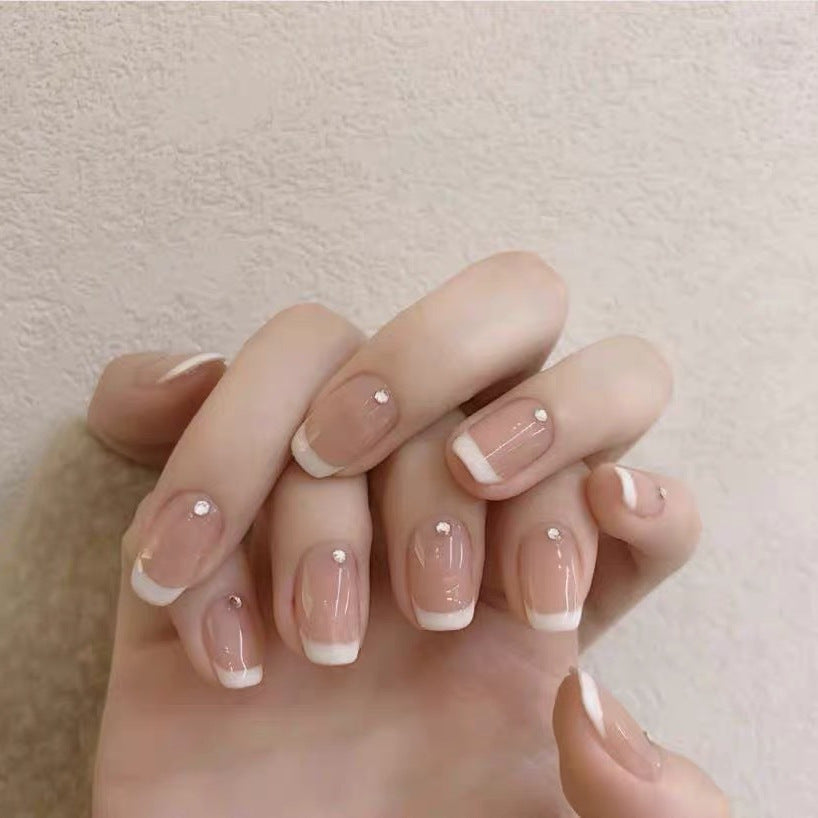 Kunstnägel mit elegantem French Tip und Strassakzenten Karnz