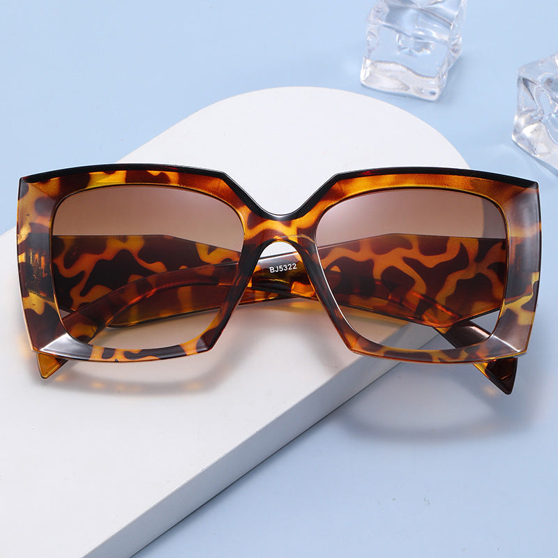 Damen Extravagante Oversized-Sonnenbrille im modernen Design Karnz
