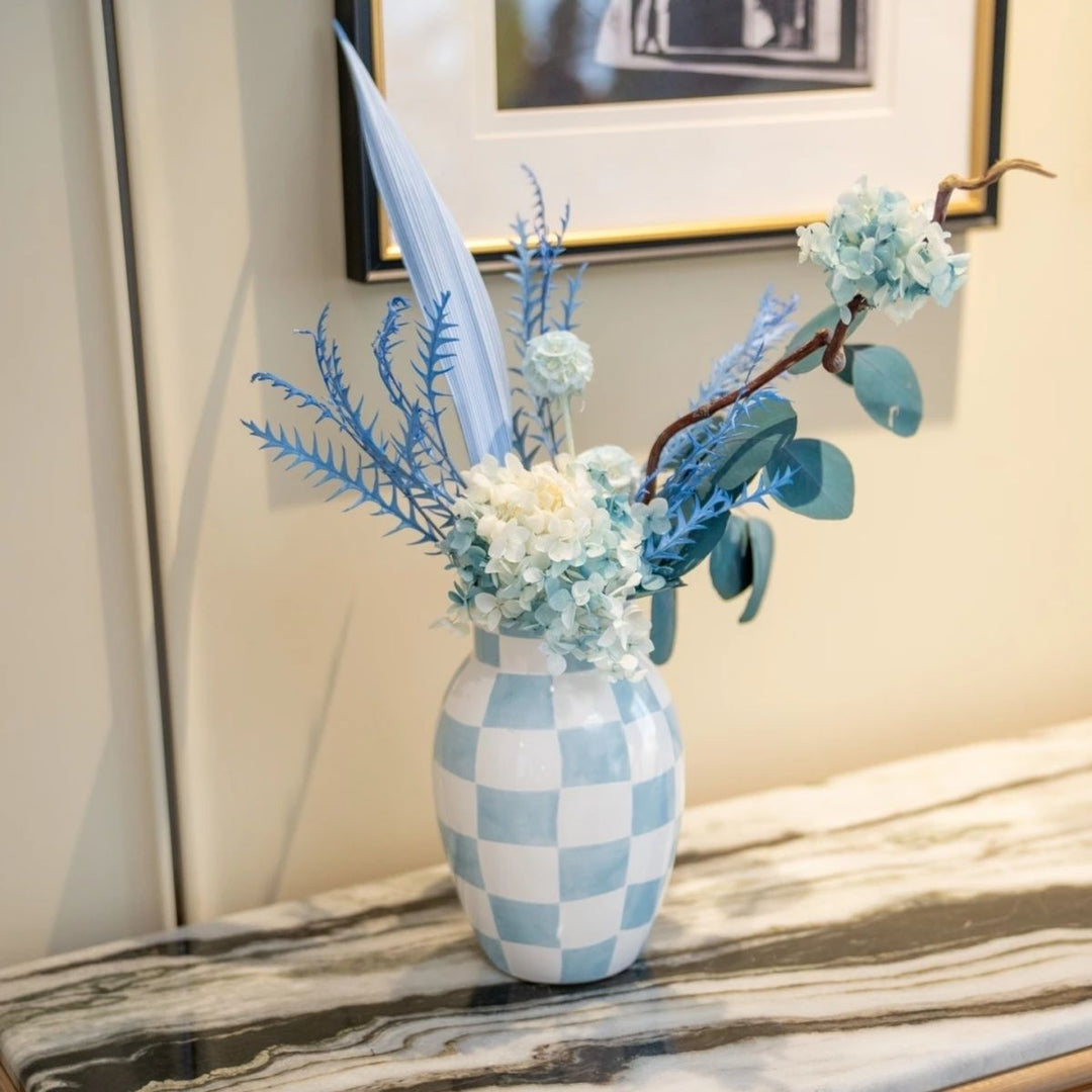 Dekorative Blumenarrangement mit Griffen