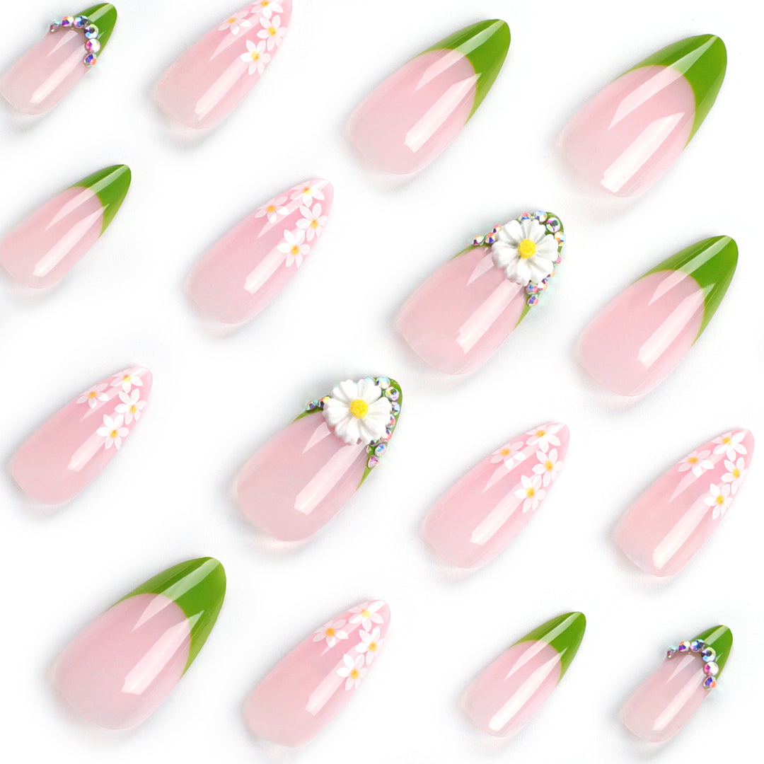 Kunstnägel mit floralen Akzenten und grünem French-Tip Karnz