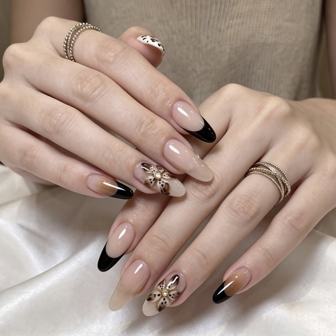 Künstlerisches Press-On Nagelset mit floralem Design