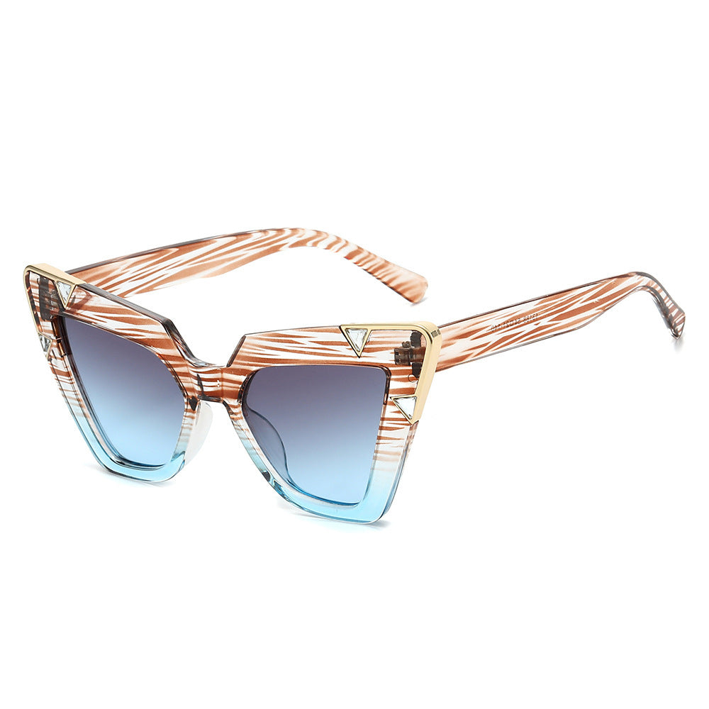 Statement Cat-Eye Sonnenbrillen mit dekorativen Akzenten Karnz