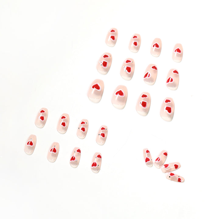 Kunstvolle Nailart mit Herzdesign Karnz