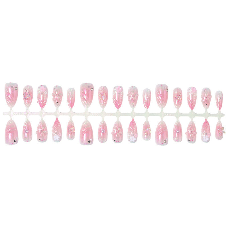Kunstnagelset mit luxuriösem Design und zarten Blütenakzenten Karnz
