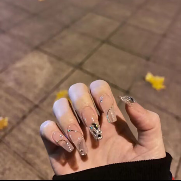 Elegantes Press-On-Nagelkunst-Set mit dekorativen Verzierungen Karnz