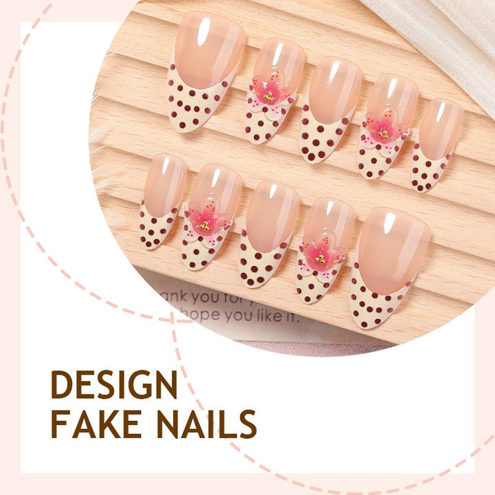 Kunstnagelset mit romantischen Punkten und floralen Akzenten Karnz