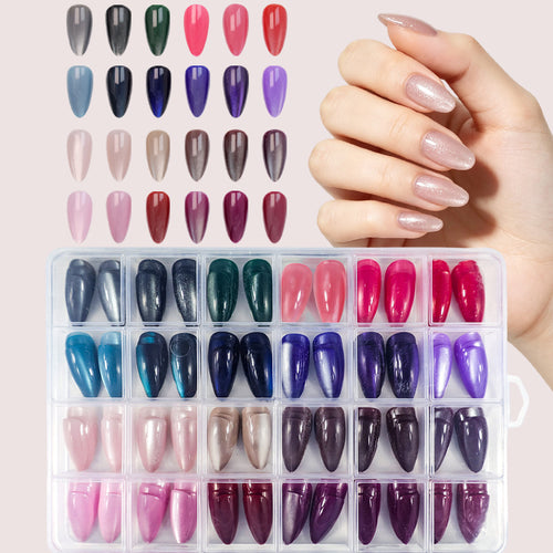 Kunstnagelset mit schimmernden Designs Karnz