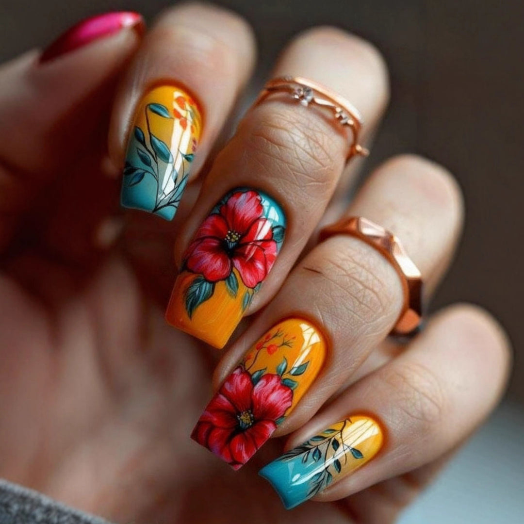 Kunstnägel mit Floralem Sommerdesign Karnz