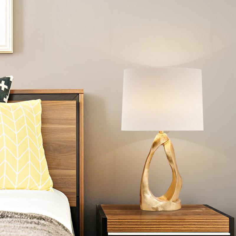 Skulpturale Tischlampe mit elegantem goldenen Fuß