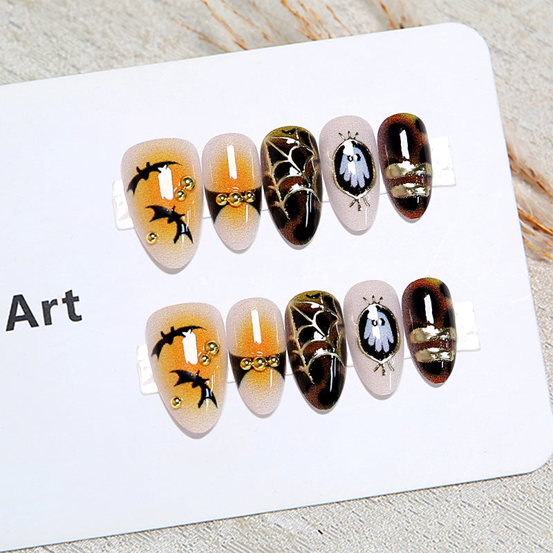 Kunstnägel mit Halloween-Motiven und Glitzerdetails Karnz