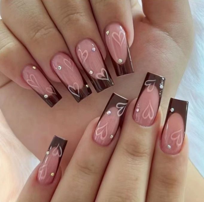 Elegante Kunstnägel mit Herz-Muster und Glitzerakzenten Karnz