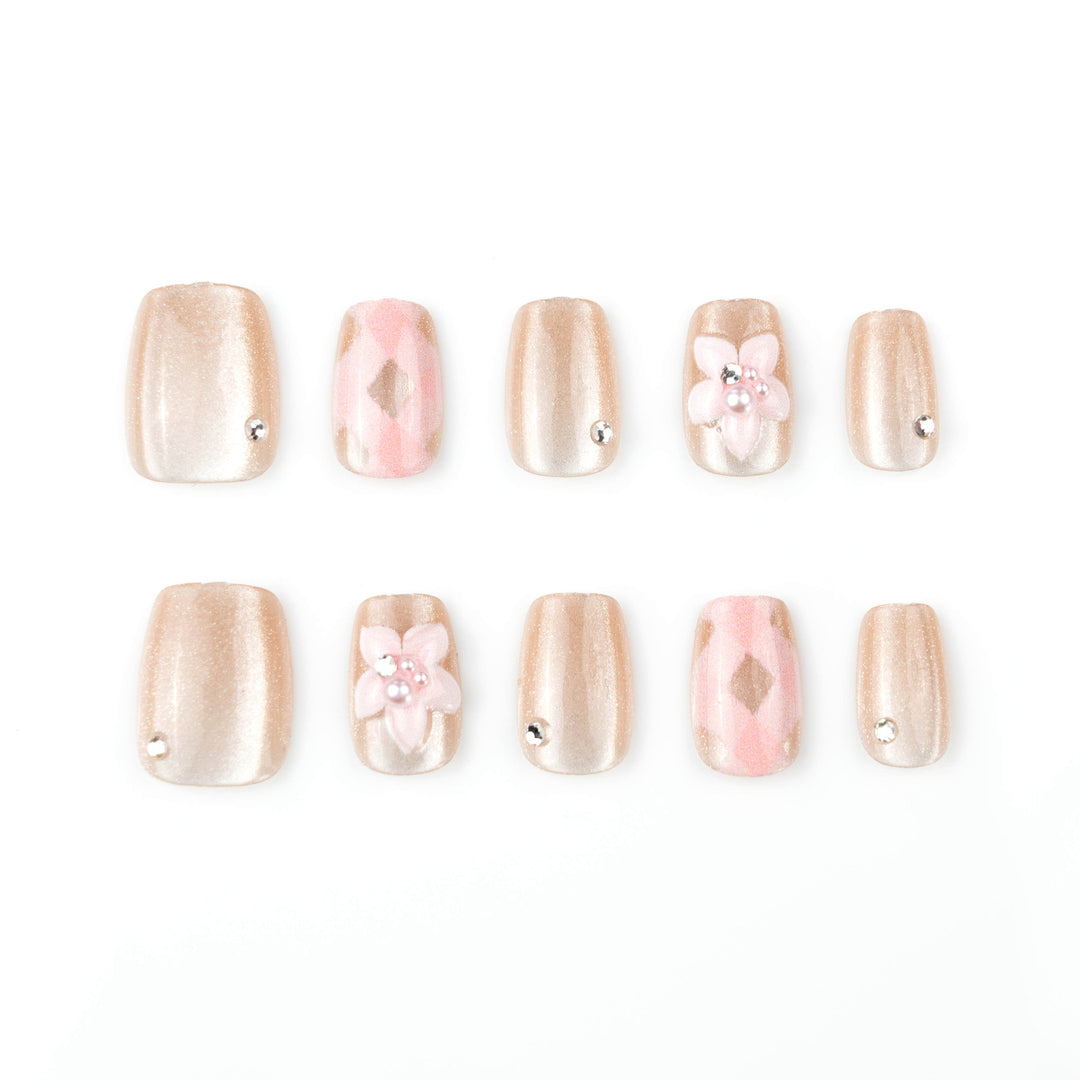 Kunstnagelset mit floralen Akzenten und Glitzer Karnz
