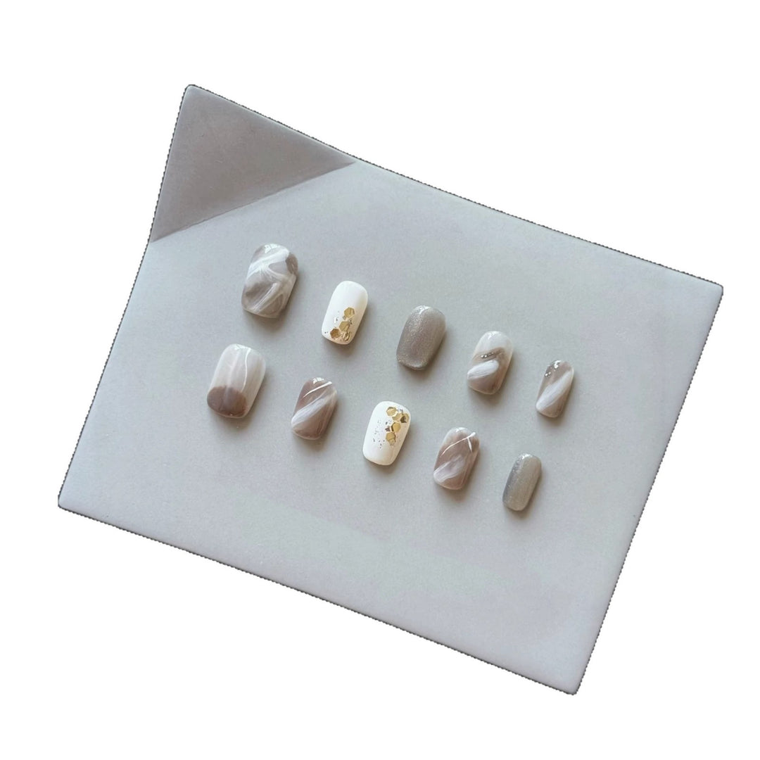 Marmor Design Press-On Nagelset mit goldenen Akzenten