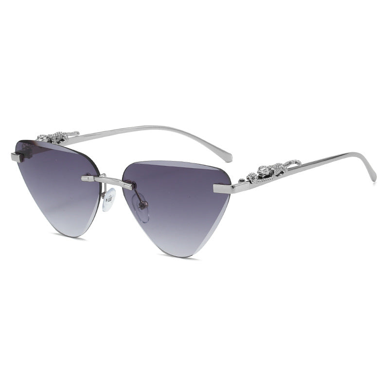 Damen Designer-Sonnenbrille mit kreativem, dreieckigem Rahmen und elegante goldene Akzente Karnz