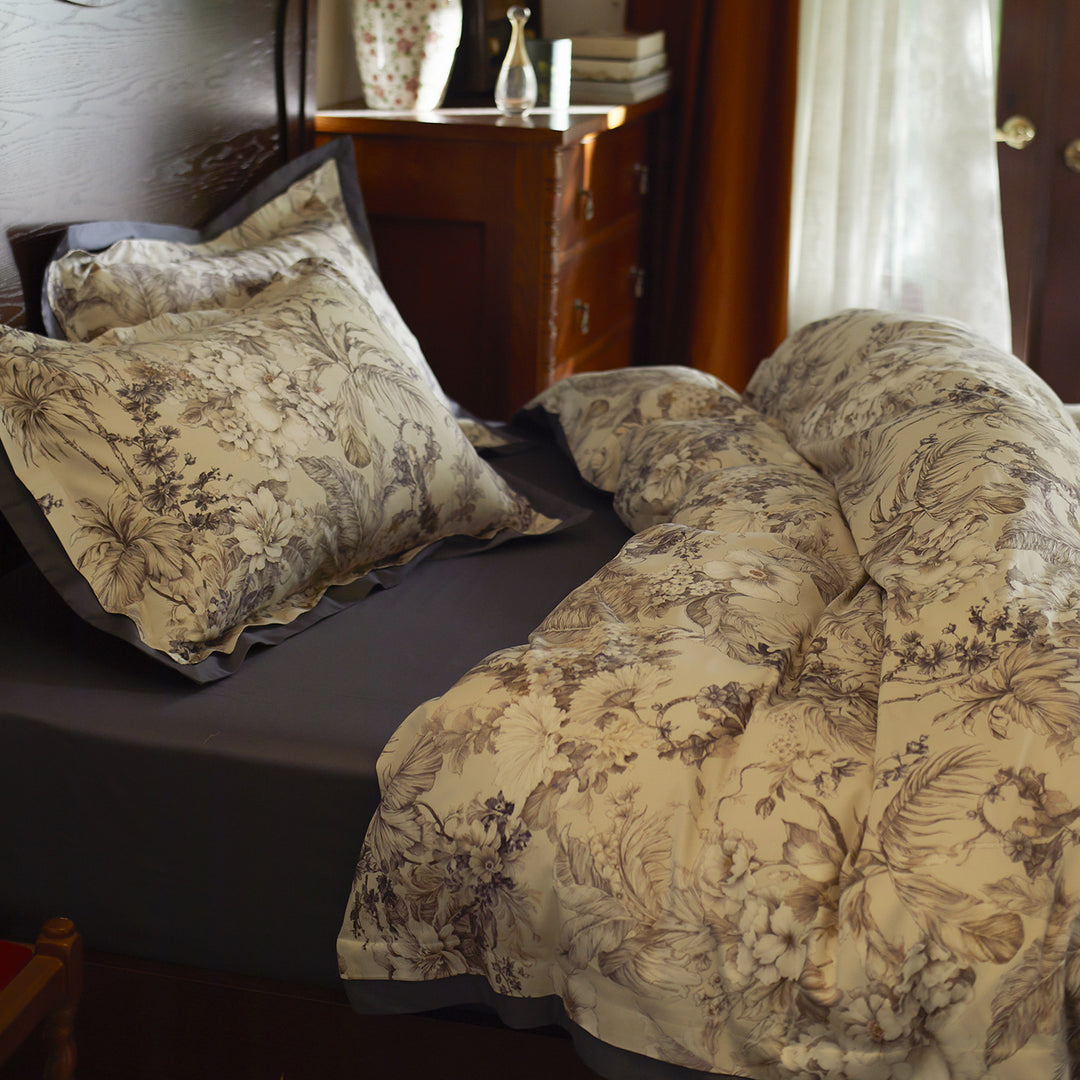 Florales Baumwollsatin-Bettwäsche-Set mit feiner Zierbordüre