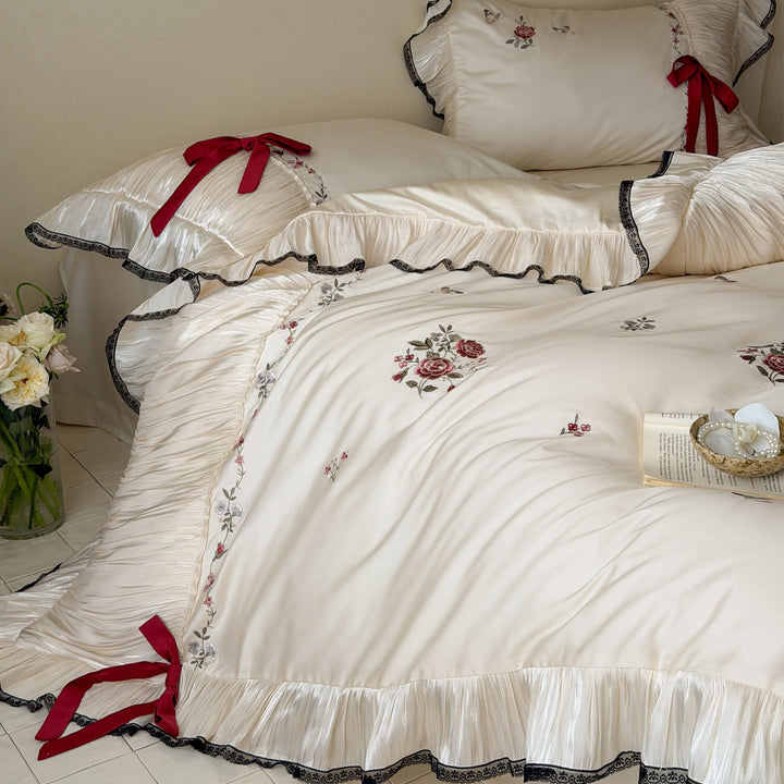 Exquisites Baumwollsatin-Bettwäsche-Set mit floraler Stickerei, Plisseevolant und Zierschleifen