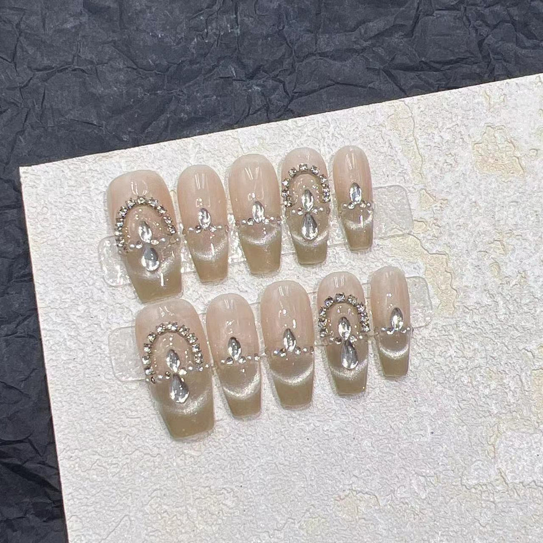 Elegantes Press-On-Nagelset mit Strassdetails Karnz