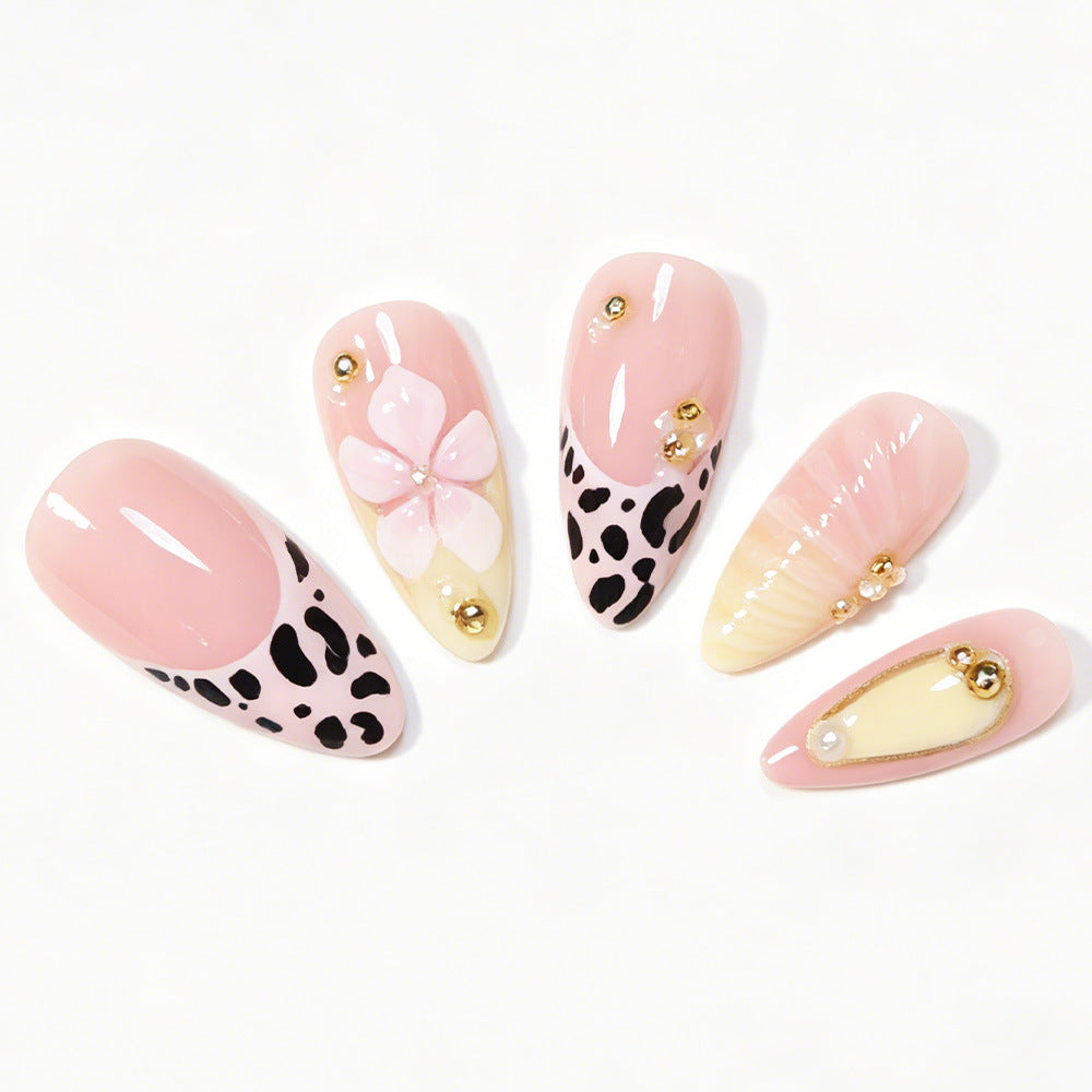 Dekorative Stiletto Nagelkunst Tipps mit floralen Akzenten Karnz