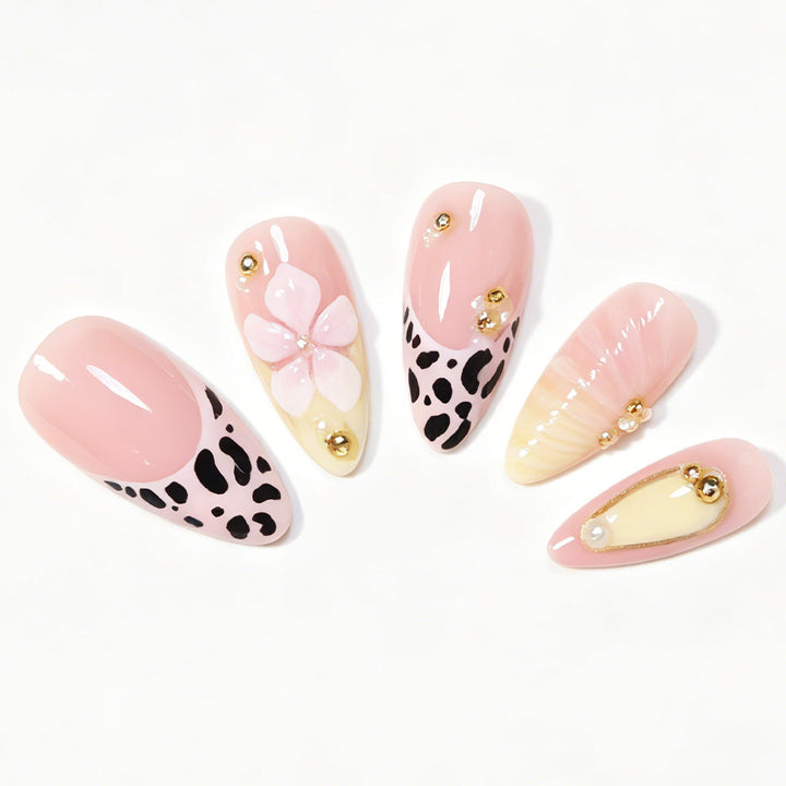 Dekorative Stiletto Nagelkunst Tipps mit floralen Akzenten Karnz