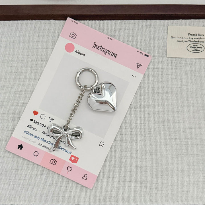 Herzförmiger Charm-Schlüsselanhänger mit Schleife Karnz