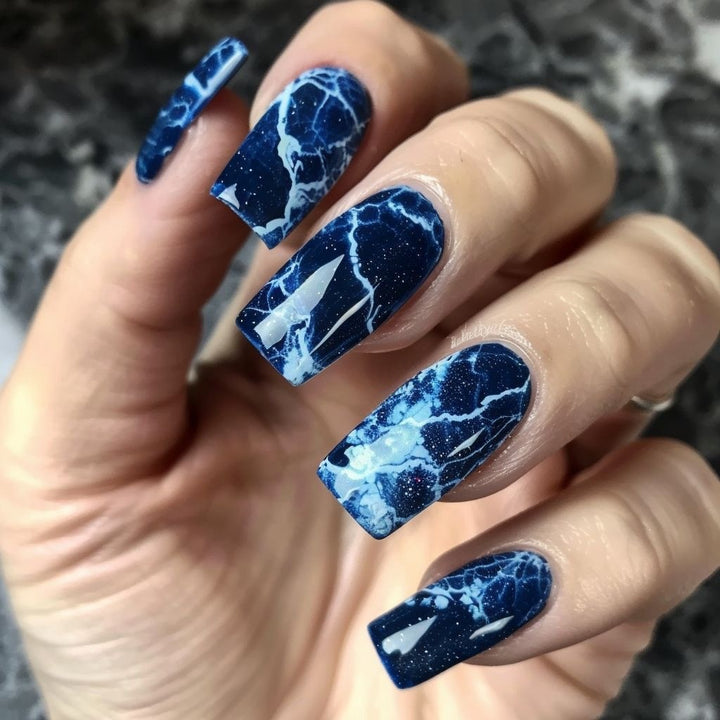 Kunstnägel im eleganten Marmor-Design Karnz