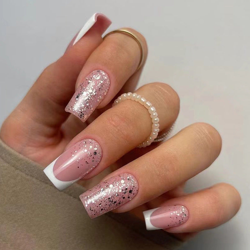 Kunstvolle Nagelverlängerungen mit Glitzer- und französischen Spitzen Karnz