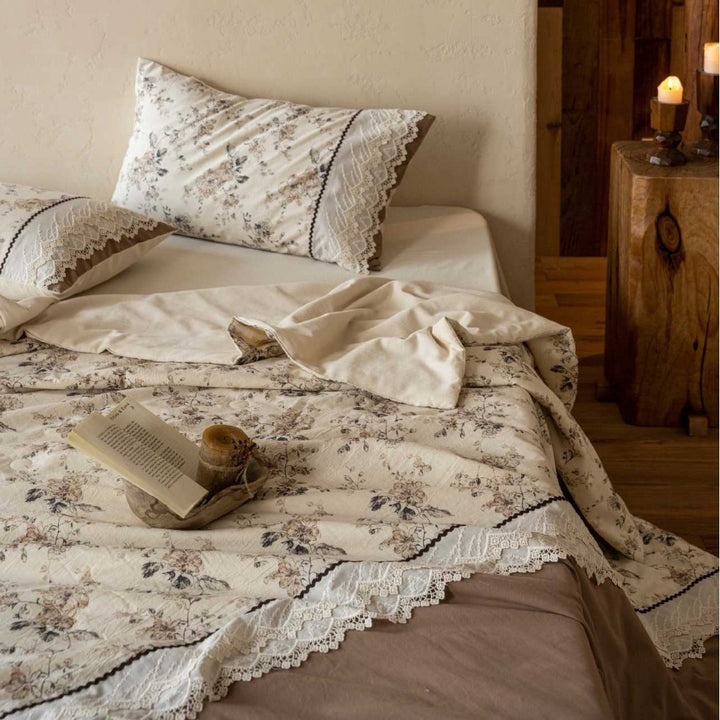 Gestepptes Baumwoll-Bettwäscheset mit Vintage-Blumenmuster und Spitzenbordüre