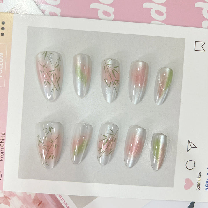 Künstliche Nagelspitzen mit elegantem Design und botanischen Akzenten Karnz