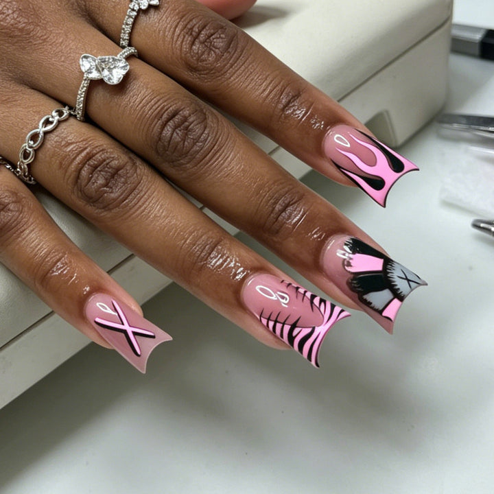 Künstlerische lange Nageldesign-Spitzen mit einzigartigen Mustern Karnz