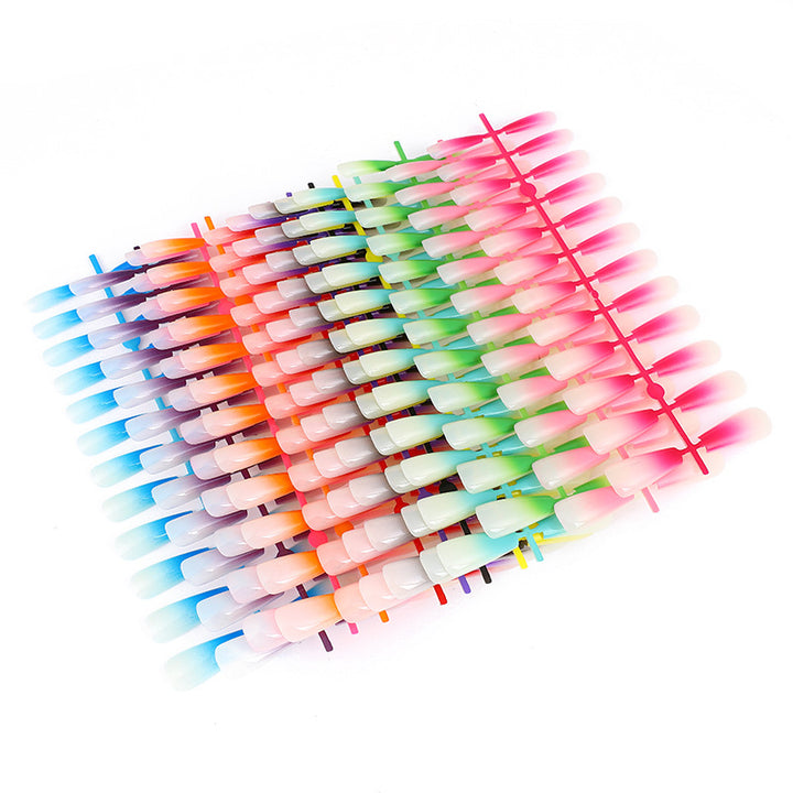 Kunstnägel im eleganten Ombre-Design Karnz