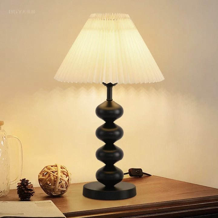 Dekorative Tischlampe mit plissiertem Schirm