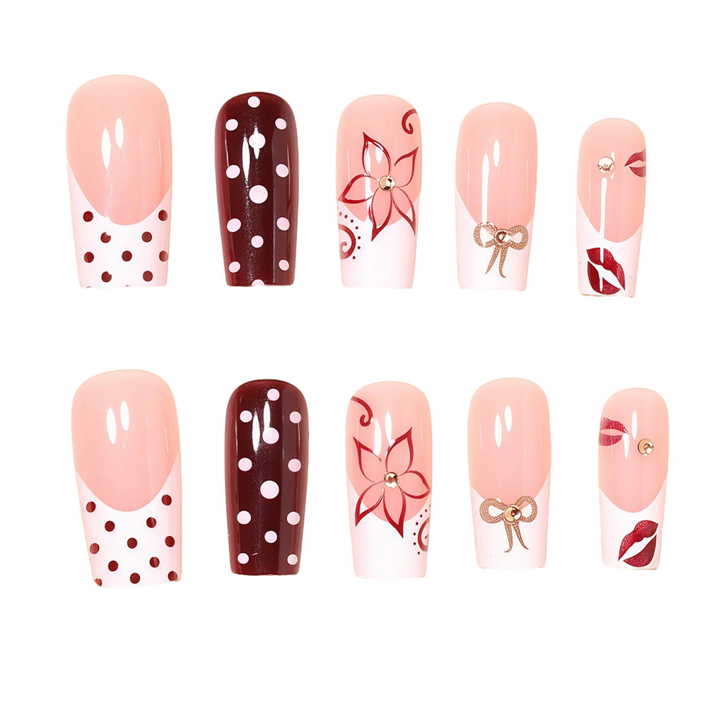 Dekoratives Press-On Nagelkunst-Set mit floralen Akzenten Karnz