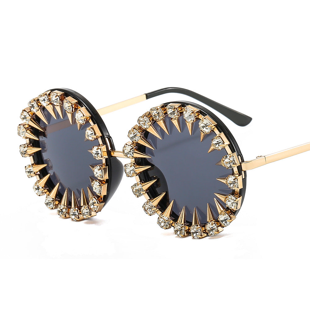 Damen kreative und auffällige Sonnenbrille mit Spikes und Strassdetails Karnz