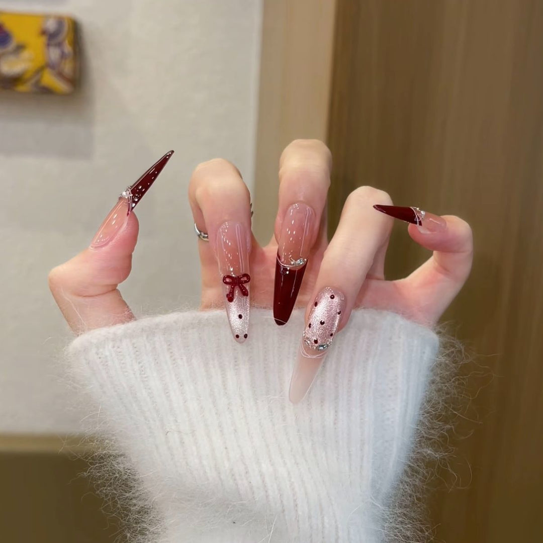 Künstlerische Stiletto Press-On Nagelkunst mit schimmernden Akzenten Karnz