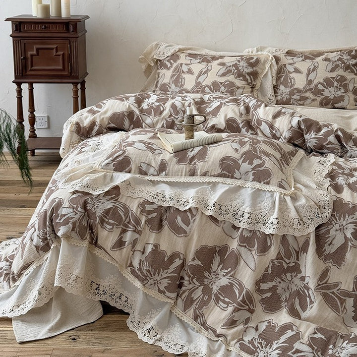 Vintage-inspirierte Baumwoll-Leinen Bettgarnitur mit großfloraler Musterung, Volant und Spitzenapplikation
