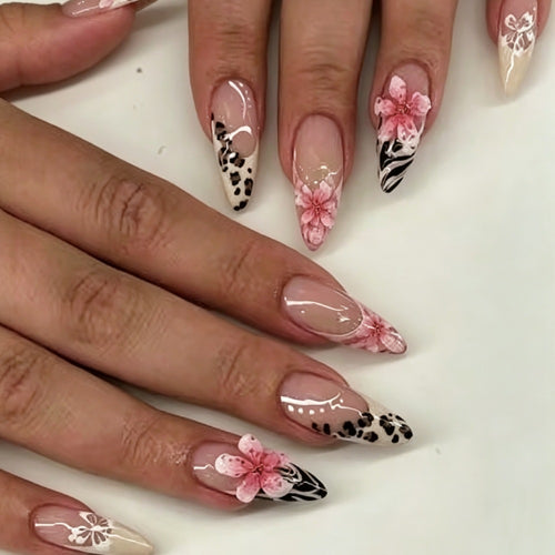 Künstlerisches Stiletto Press-On Nail Set mit floralen Details Karnz