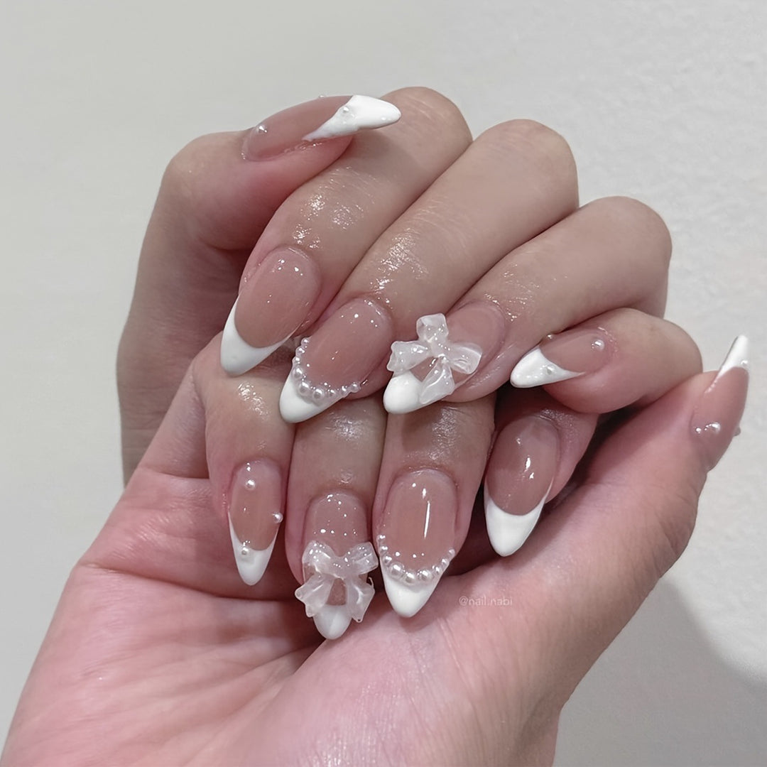 Kunstnagelset mit eleganten Verzierungselementen Karnz