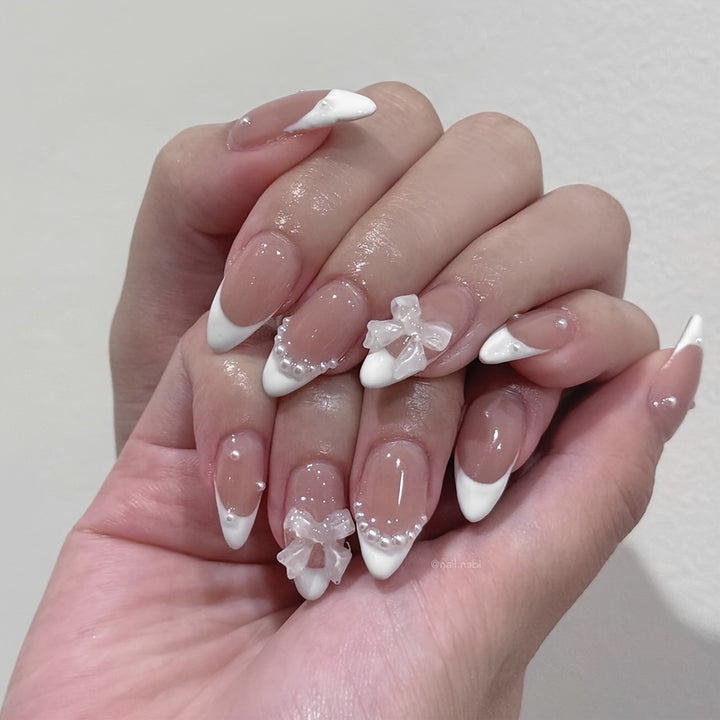 Kunstnagelset mit eleganten Verzierungselementen Karnz