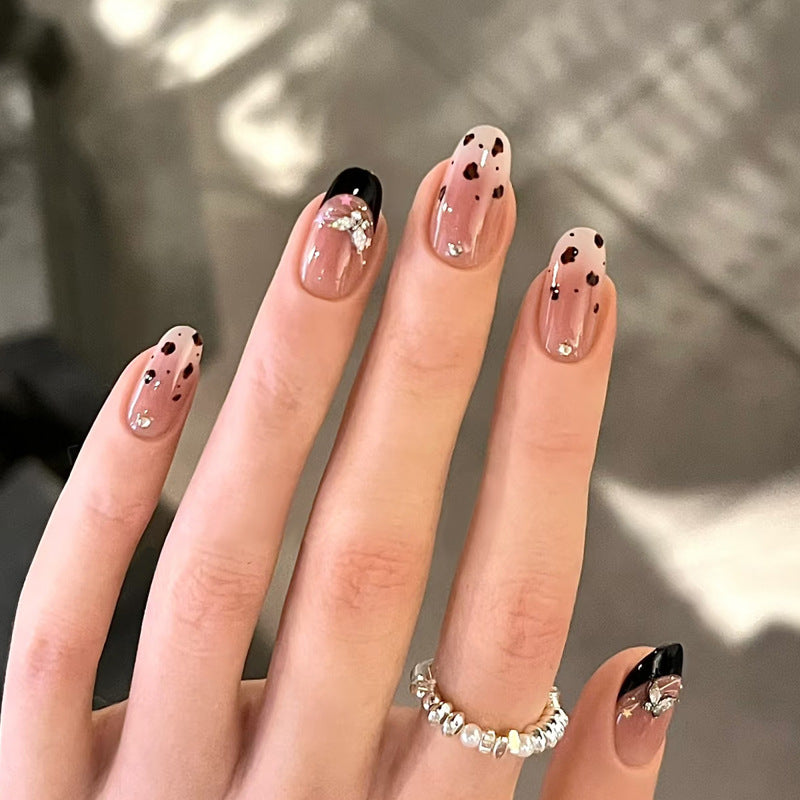 Künstlerisches Press-On-Nagelset mit floralen und Strassakzenten Karnz