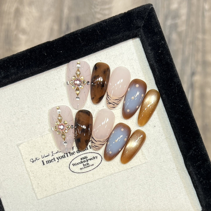 Künstlerisches Press-On-Nagelset mit Edelsteinakzenten