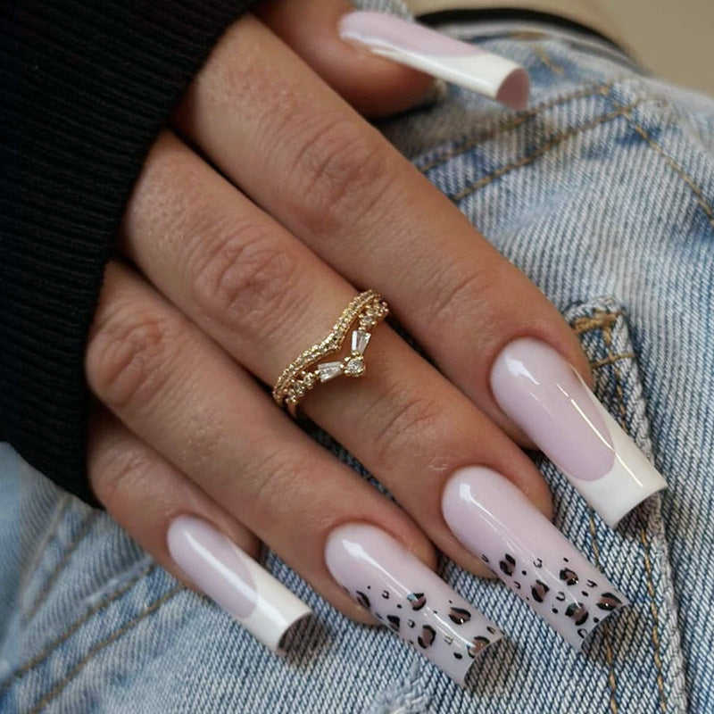 Künstlerisches Press-On-Nagelset mit stilvollem Tierdruckdesign Karnz