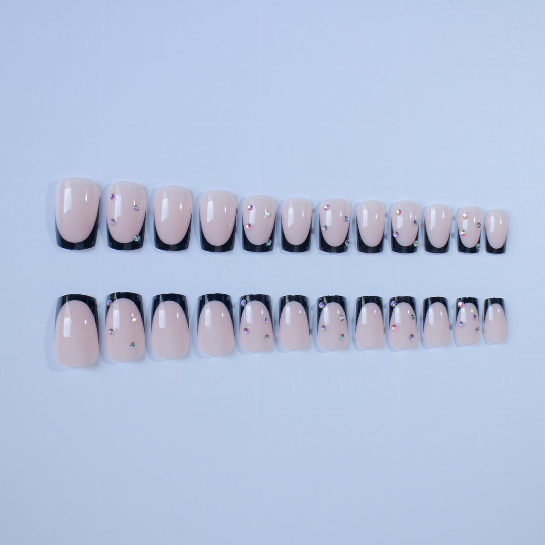 Elegantes Nagelkunst-Design-Set mit Strass-Akzenten