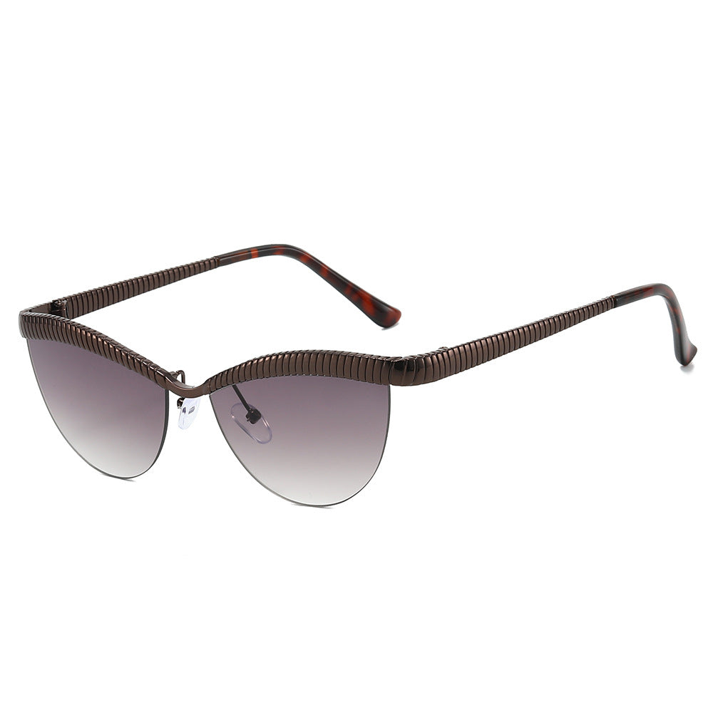 Statement Cat-Eye Sonnenbrille mit sculptierten Metallrahmen Karnz