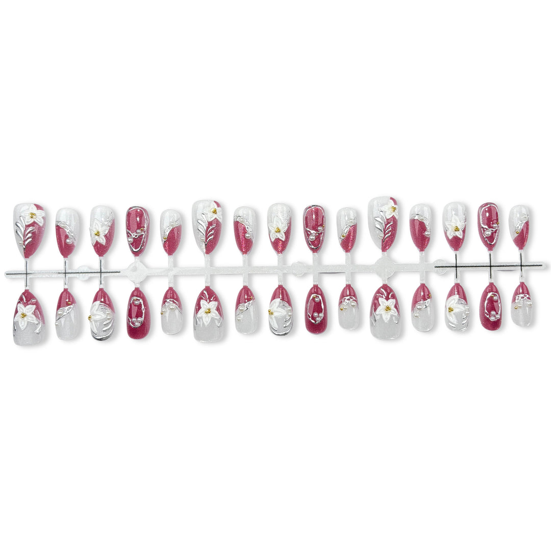 Elegantes Press-On-Nagelkunst-Set mit Bögen und floralen Akzenten