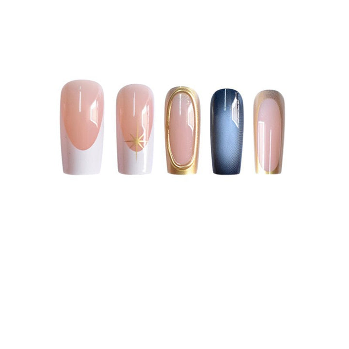 Elegante Stiletto-Nagelverlängerungen mit goldenen Akzenten Karnz