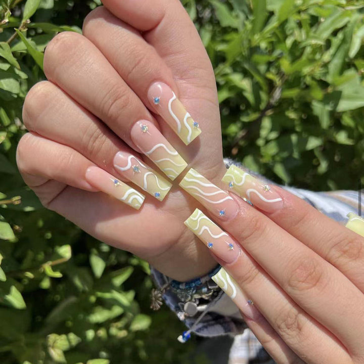 Dekorativer langer quadratischer Press-On-Nagelset mit künstlerischem Design Karnz
