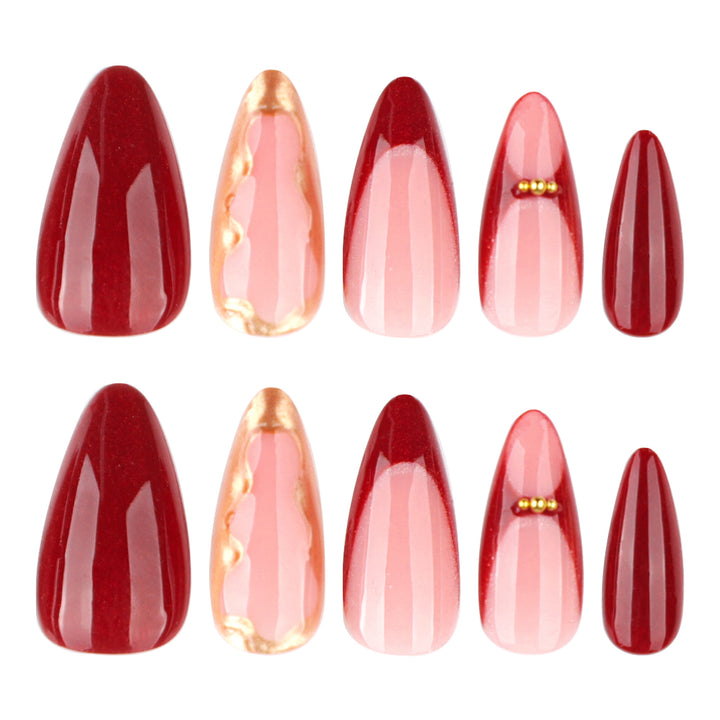 Kunstvolle Nagelverlängerungen mit Glamourösem Design und Glitzer Karnz