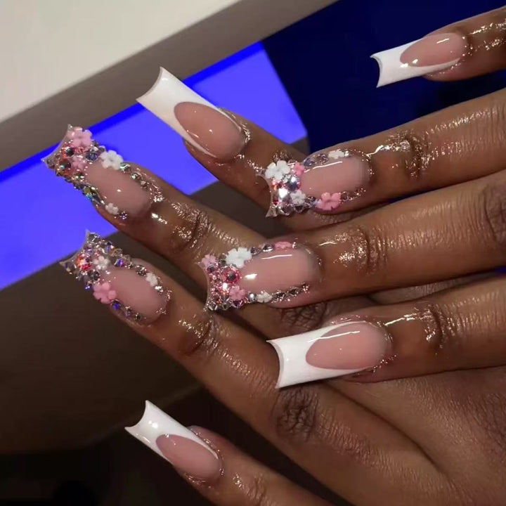 Kunstnagelset mit eleganten 3D-Blüten und Glitzerverzierungen Karnz