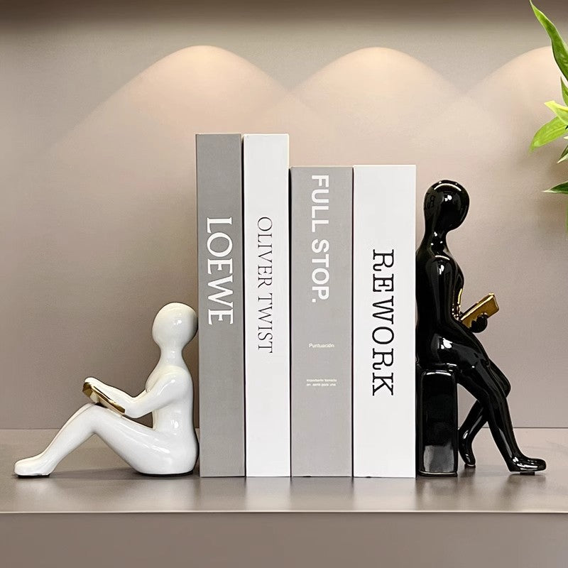 Künstlerische sitzende Figur für die Heimanzeige