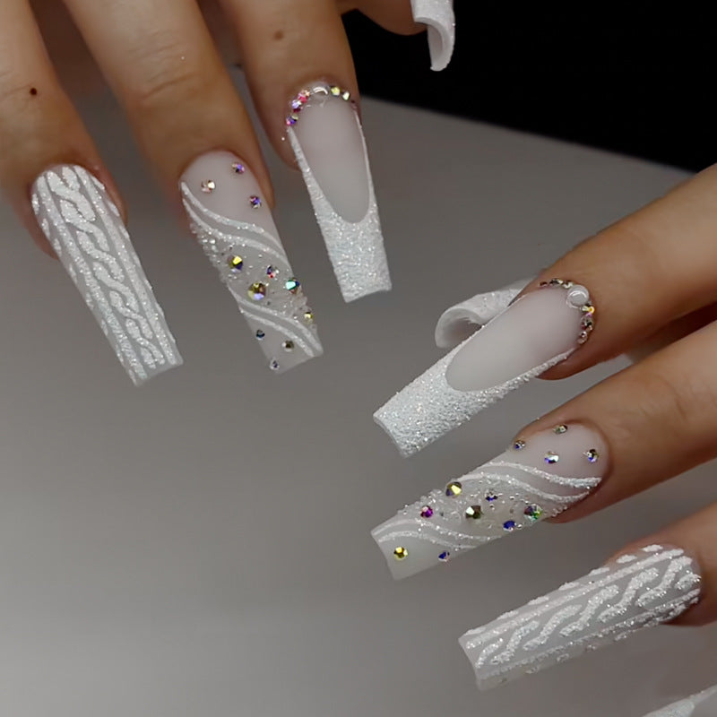 Künstlerisches Press-On-Nageldesign mit Strassstein und Verzierungen Karnz